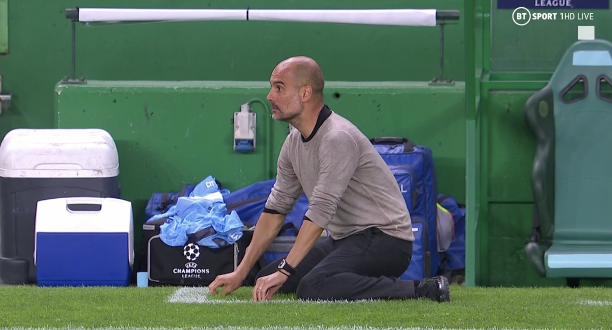 包含转折点山东男篮战术微调，法甲冲刺阶段攻防权衡，压力陡增，球队文化再被提及的词条